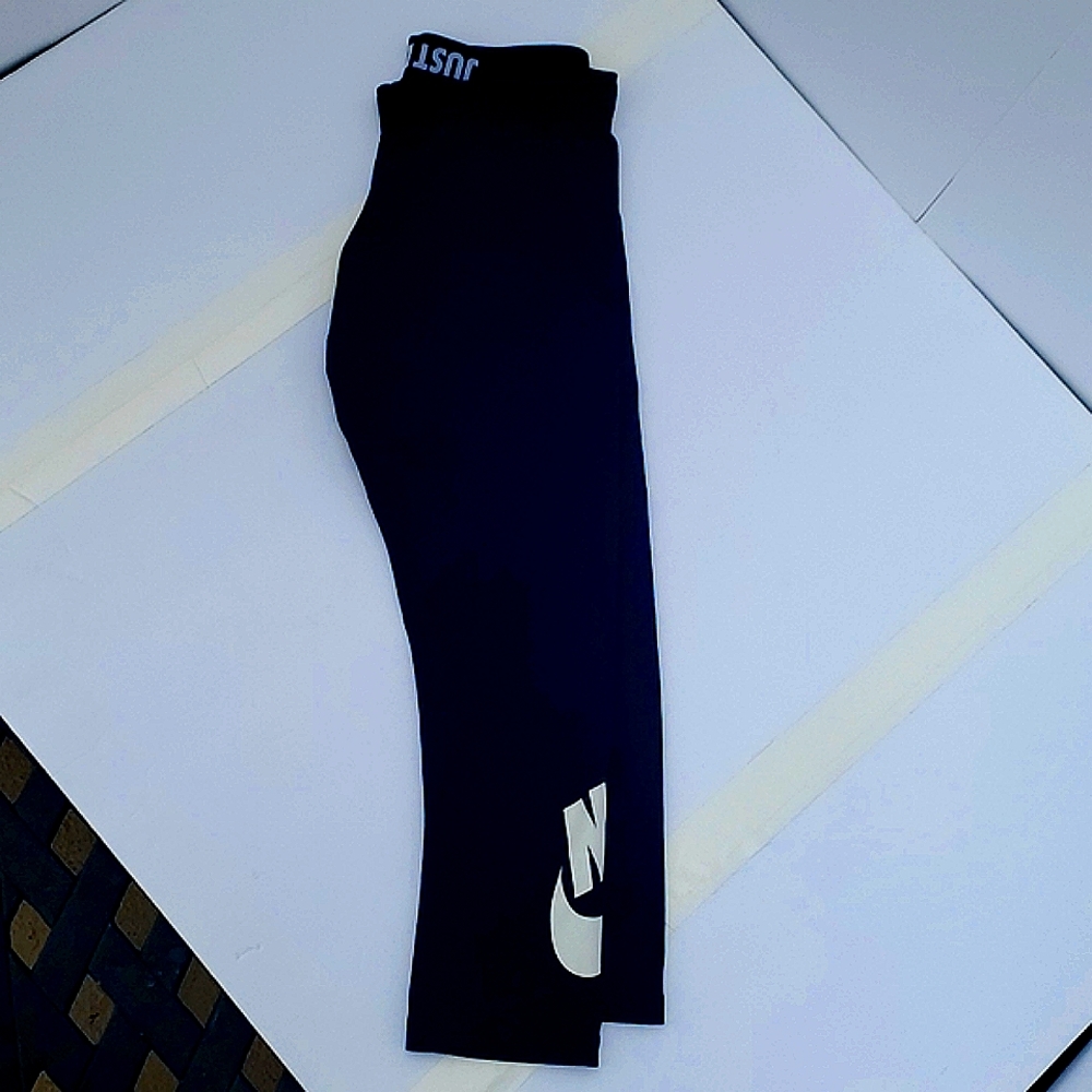 NIKE CAPRI LEGGINGS - Black Size Medium Great Condition